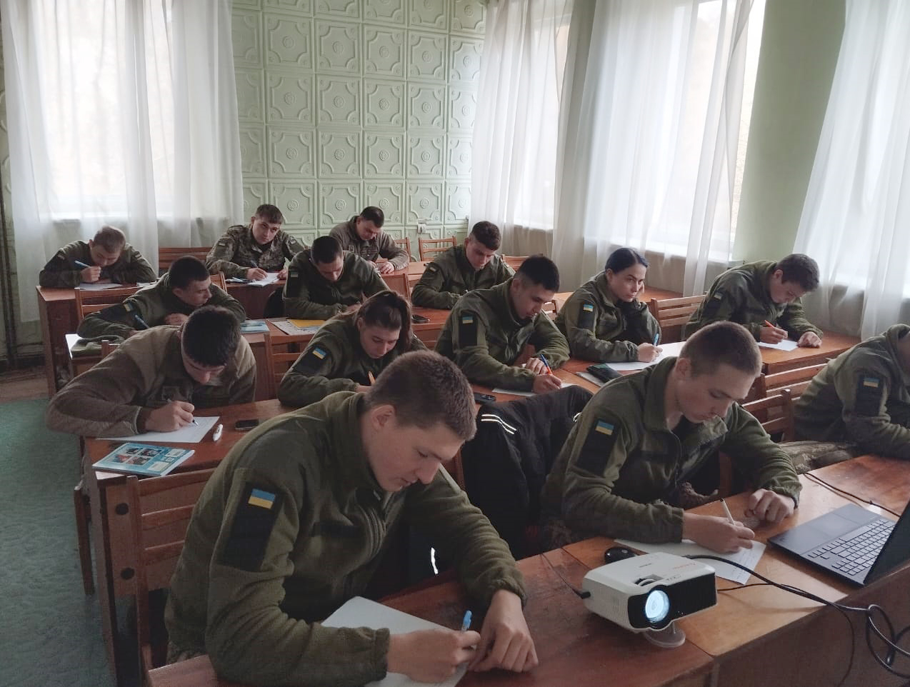 У День української писемності та мови особовий склад інституту написав щорічний Радіодиктант національної єдності