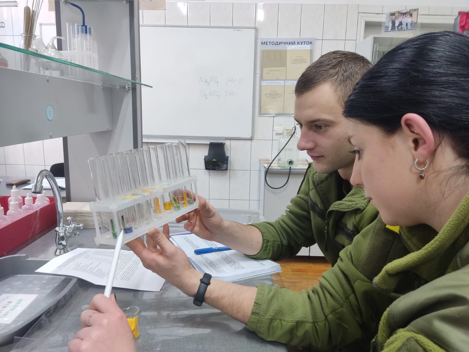 Лабораторні роботи щодо основних закономірностей хімічних перетворень